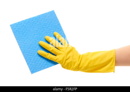 Nahaufnahme von weiblicher Hand in gelben schützende Gummihandschuh hält blaues Tuch vor weißem Hintergrund Stockfoto