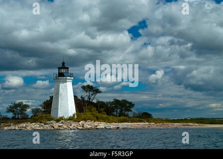 Sonne bricht durch die Wolken Black Rock Harbour Lighthouse Tower in Bridgewater, Connecticut zu beleuchten. Es ist auch als Fayerweather Insel Licht bekannt. Stockfoto