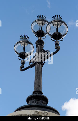 Restaurierten viktorianischen Eisen Arbeit Kandelaber Straßenlaternen auf einer Brücke in Camden Town Stockfoto