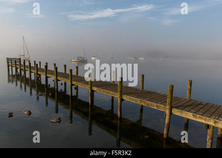 Ein Holzsteg am Lake Windermere in der Nähe von Yacht Liegeplatz Stockfoto