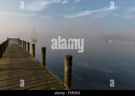 Ein Holzsteg am Lake Windermere in der Nähe von Yacht Liegeplatz Stockfoto