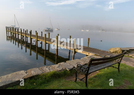 Ein Holzsteg am Lake Windermere in der Nähe von Yacht Liegeplatz Stockfoto