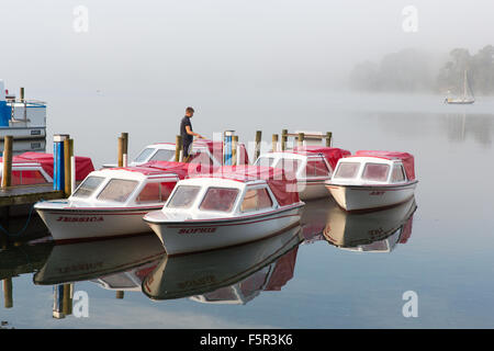 Boote mieten am Lake Windermere an einem nebligen Morgen vorbereitet Stockfoto