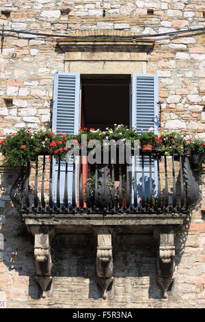 Mittelalterliche Balkon mit Blumentöpfe Stockfoto