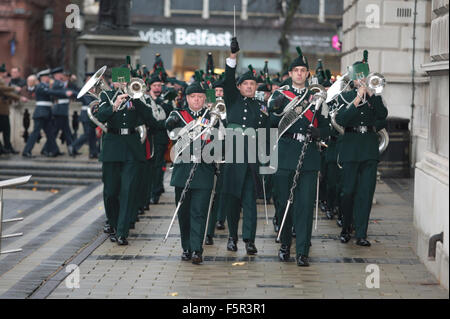 Belfast, UK. 8. November 2015. Die Band von der Royal Irish Regiment marschieren während der nationale Tag des Gedenkens am Ehrenmal in Belfast. Bildnachweis: Bonzo/Alamy Live-Nachrichten Stockfoto