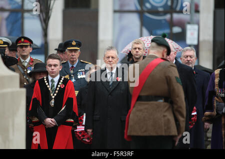 Belfast, UK. 8. November 2015. Erste Minister Peter Robinson in der Gedenkgottesdienst in Belfast. Bildnachweis: Bonzo/Alamy Live-Nachrichten Stockfoto