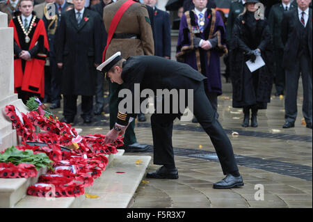 Belfast, UK. 8. November 2015. Captain C Fleming im Namen der Handelsmarine, legt einen Kranz am Ehrenmal für den nationalen Tag der Erinnerung... Bildnachweis: Bonzo/Alamy Live-Nachrichten Stockfoto