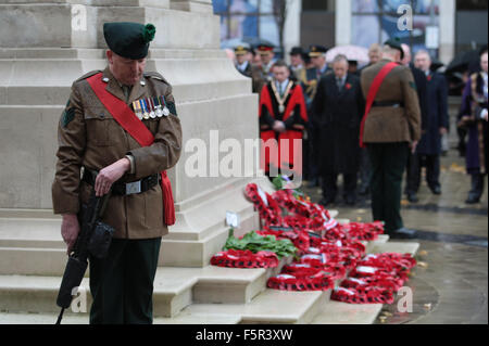 Belfast, UK. 8. November 2015. Ein Guard of Honour aus dem 2. Bataillon der Royal Irish Regiment am Ehrenmal mit Mohn Kränze. Bildnachweis: Bonzo/Alamy Live-Nachrichten Stockfoto