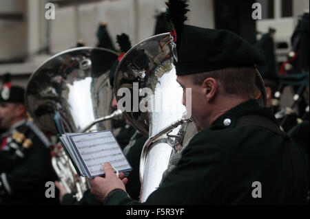 Belfast, UK. 8. November 2015. Ein Mitglied der Band von der Royal Irish regiment spielen Musik am Ehrenmal und Gründe der Belfast City Hall für den nationalen Tag der Erinnerung. Bildnachweis: Bonzo/Alamy Live-Nachrichten Stockfoto