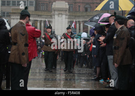 Belfast, UK. 8. November 2015. Eine Ehrengarde aus dem 2. Bataillon Royal Irish Regiment am Ehrenmal und Gründe der Belfast City Hall für den nationalen Tag der Erinnerung. Bildnachweis: Bonzo/Alamy Live-Nachrichten Stockfoto