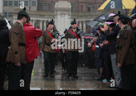 Belfast, UK. 8. November 2015. Eine Ehrengarde aus dem 2. Bataillon Royal Irish Regiment am Ehrenmal und Gründe der Belfast City Hall für den nationalen Tag der Erinnerung. Bildnachweis: Bonzo/Alamy Live-Nachrichten Stockfoto