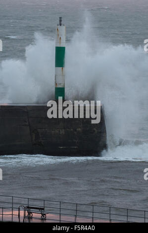 Aberystwyth, Wales, UK. 8. November 2015. Wetter: Das Heck zu Hurrikan Abigail schlägt der Westküste des Vereinigten Königreichs mit starkem Wind und stürmischer See Misshandlung der Strandpromenade in Aberystwyth.  100 km/h Wind dürften die schottischen Highlands, mit Böen von bis zu 70 km/h im nördlichen England Foto Kredit getroffen: Keith Morris / Alamy Live News Stockfoto