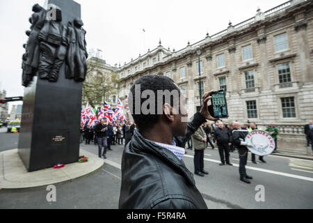 London, UK. 8. November 2015. Rechtsextreme Front National Marsch nach Ehrenmal am Remembrance Day Credit: Guy Corbishley/Alamy Live News Stockfoto