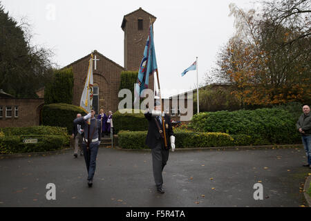 Biggin Hill, UK, 8. November 2015, Flagbearers in der St. Georges RAF Chapel nach einer Erinnerung servic Kredit: Keith Larby/Alamy Live News Stockfoto