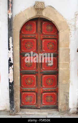 Wooden mittelalterlichen gewölbt Stil-Haustür Stockfoto