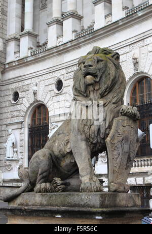 Lion Statue mit Schild in der Wiener Hofburg, Österreich Stockfoto