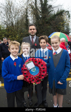 Biggin Hill, UK, 8. November 2015, Schulkinder von Biggin Hill-Grundschule mit ihrem Schulleiter besuchen ein Gedenkgottesdienst in der Memoria Credit: Keith Larby/Alamy Live News Stockfoto