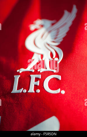 Leber Vogel auf dem Shirt eine Replica Trikot Liverpool Football Club. Stockfoto