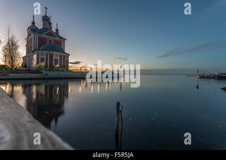 Pereslawl-Salesskij, Russland-7. November 2015: Sorokosvyatsky Kirche der vierzig Märtyrer Sevastiysky 1775. Fluss Trubesch Lippen la Stockfoto