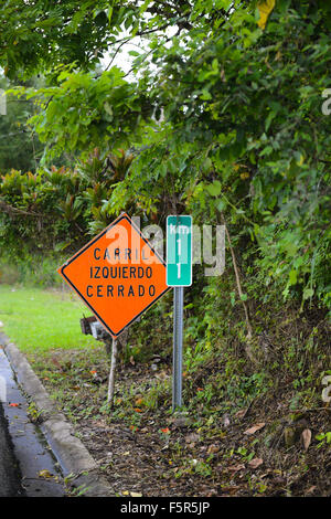 Verkehrsschild: linke Spur geschlossen. Entfernung in Kilometern gemessen. Cayey, Puerto Rico. USA Gebiet. Karibik Insel. Stockfoto