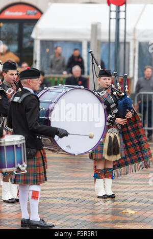 Birmingham, Vereinigtes Königreich. 8. November 2015. Die West Midlands Fire Service Pipe Band spielen auf den Tag der nationalen Erinnerung Centenary Square Birmingham UK Credit: David Holbrook/Alamy Live News Stockfoto