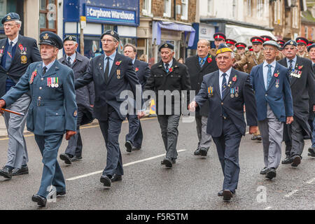 Oakham, Rutland, UK. 8. November 2015. Veterens in der Veterans Day Parade marschieren zu Oakham die All Saints Church für die Versetzung der Erinnerung: Jim Harrison/Alamy Live News Stockfoto