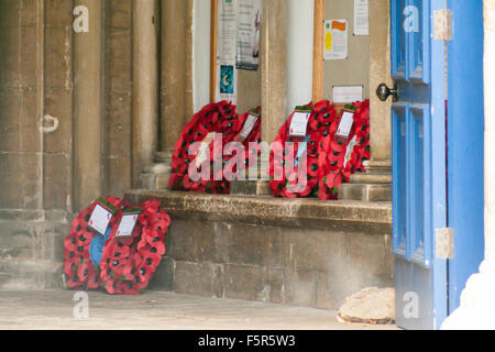 Oakham, Rutland, UK. 8. November 2015. Mohn Kränze in der Vorhalle der All Saints Church in Oakham Credit: Jim Harrison/Alamy Live News Stockfoto