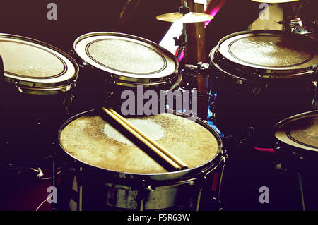 Konzeptbild Trommeln. Bild von Trommeln und Drumsticks auf Snare Drum liegen. Retro Vintage Instagram Bild. Stockfoto