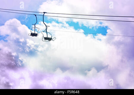 Traum und Phantasie Konzeptbild. Skilift am Himmel. Stockfoto