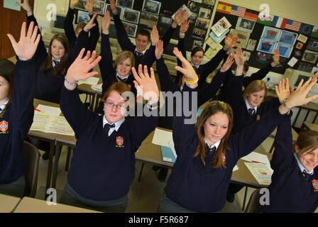 Sixth Form Studentinnen Übungen an ihrem Schreibtisch im Klassenzimmer an Tre - gib Schule (ysgol Tre - gib), Peebles, Wales, UK. Stockfoto