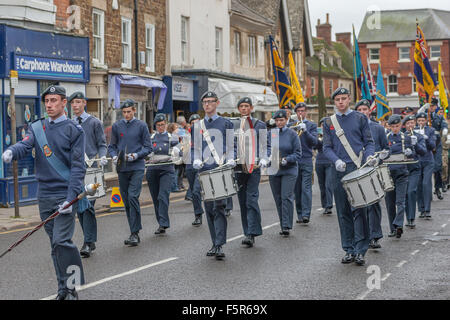 Oakham, Rutland, UK. 8. November 2015. Band der Air Training Corps die Parade zu Oakham führt die All Saints Church für die Versetzung der Erinnerung: Jim Harrison/Alamy Live News Stockfoto