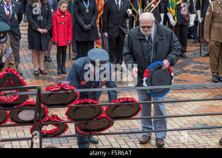 Birmingham, Vereinigtes Königreich. 8. November 2015. Die Verlegung der Kränze an den Tag der nationalen Erinnerung Centenary Square Birmingham UK Credit: David Holbrook/Alamy Live News Stockfoto