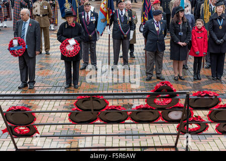 Birmingham, Vereinigtes Königreich. 8. November 2015. Die Verlegung der Kränze an den Tag der nationalen Erinnerung Centenary Square Birmingham UK Credit: David Holbrook/Alamy Live News Stockfoto