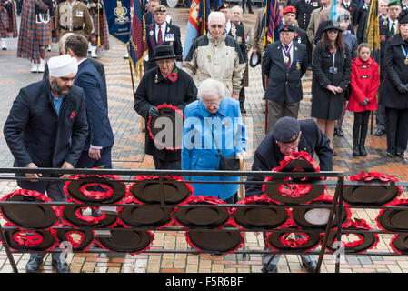 Birmingham, Vereinigtes Königreich. 8. November 2015. Die Verlegung der Kränze an den Tag der nationalen Erinnerung Centenary Square Birmingham UK Credit: David Holbrook/Alamy Live News Stockfoto