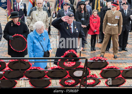 Birmingham, Vereinigtes Königreich. 8. November 2015. Die Verlegung der Kränze an den Tag der nationalen Erinnerung Centenary Square Birmingham UK Credit: David Holbrook/Alamy Live News Stockfoto