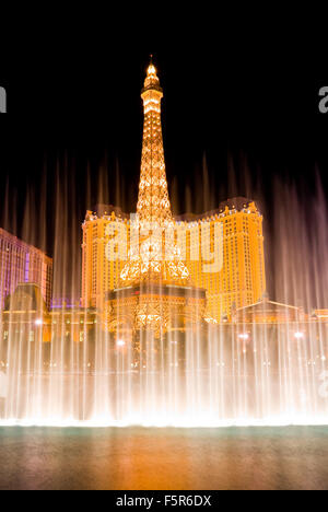 Musikalische Brunnen neben Eiffelturm in Las Vegas Stockfoto