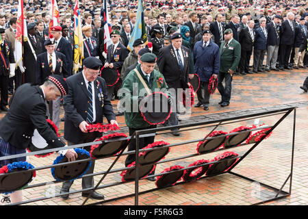 Birmingham, Vereinigtes Königreich. 8. November 2015. Die Verlegung der Kränze an den Tag der nationalen Erinnerung Centenary Square Birmingham UK Credit: David Holbrook/Alamy Live News Stockfoto