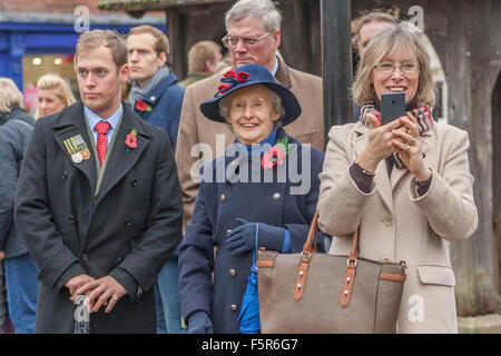 Oakham, Rutland, UK. 8. November 2015. Mitglieder der Öffentlichkeit erweisen sich für die Erinnerung Sonntag Parade an der Kirche für den Service Credit: Jim Harrison/Alamy Live News Stockfoto