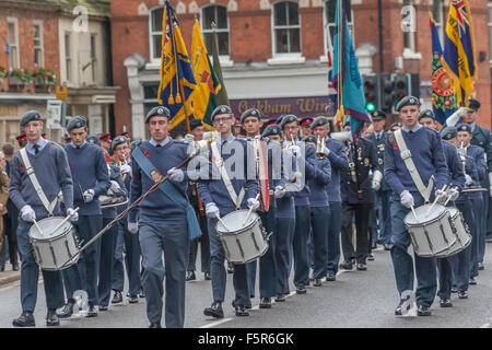 Oakham, Rutland, UK. 8. November 2015. Band der Air Training Corps die Parade zu Oakham führt die All Saints Church für die Versetzung der Erinnerung: Jim Harrison/Alamy Live News Stockfoto