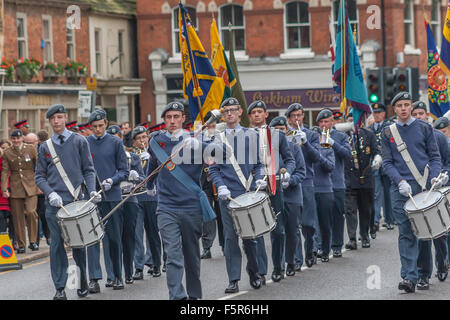 Oakham, Rutland, UK. 8. November 2015. Band der Air Training Corps die Parade zu Oakham führt die All Saints Church für die Versetzung der Erinnerung: Jim Harrison/Alamy Live News Stockfoto