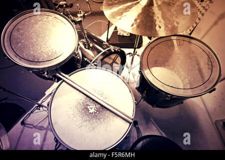 Konzeptbild Trommeln. Bild von Trommeln und Drumsticks auf Snare Drum liegen. Retro Vintage Instagram Bild. Stockfoto