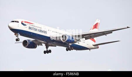 British Airways Boeing 767 G-BNWY ins Land kommen am Flughafen London Heathrow LHR Stockfoto