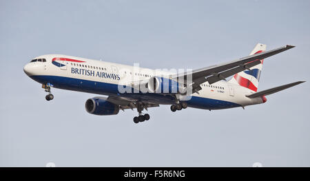 British Airways Boeing 767 G-BNWY ins Land kommen am Flughafen London Heathrow LHR Stockfoto