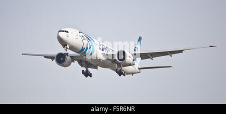 EgyptAir Boeing 777 SU-DDR ins Land kommen am Flughafen London Heathrow LHR Stockfoto