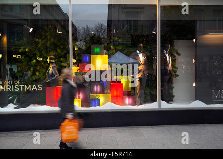 Weihnachtsvorbereitungen für die Fensteranzeige in Marks & Spencers, M&S Church Street, Liverpool One, Merseyside, Großbritannien. Liverpools Geschäftsviertel. Stockfoto