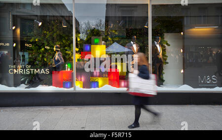 Weihnachtsvorbereitungen für die Fensteranzeige in Marks & Spencers, M&S Church Street, Liverpool One, Merseyside, Großbritannien. Liverpools Geschäftsviertel. Stockfoto