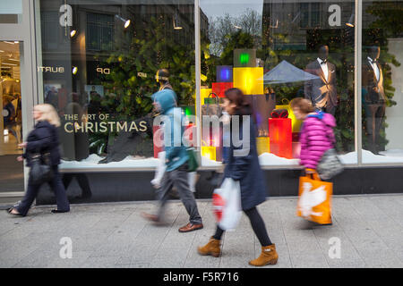 Weihnachtsvorbereitungen für die Fensteranzeige in Marks & Spencers, M&S Church Street, Liverpool One, Merseyside, Großbritannien. Liverpools Geschäftsviertel. Stockfoto