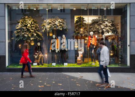 Next Clothing Retailer Christmas Window  Weihnachtsverkäufe und -Angebote in Liverpool One, Merseyside, Großbritannien. Rabatt auf ausgewählte Kleidung. Stockfoto