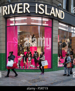 „River Island“, Weihnachtsfenster, Geschäfte, Shopper und Weihnachtsverkäufe in Liverpool One, Merseyside, dem Geschäftsviertel von Liverpool. Stockfoto