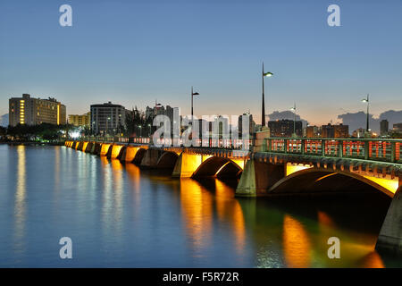 El Condado Lagune, Dos Hermanos Bridge und die Skyline, El Condado, San Juan, Puerto Rico Stockfoto